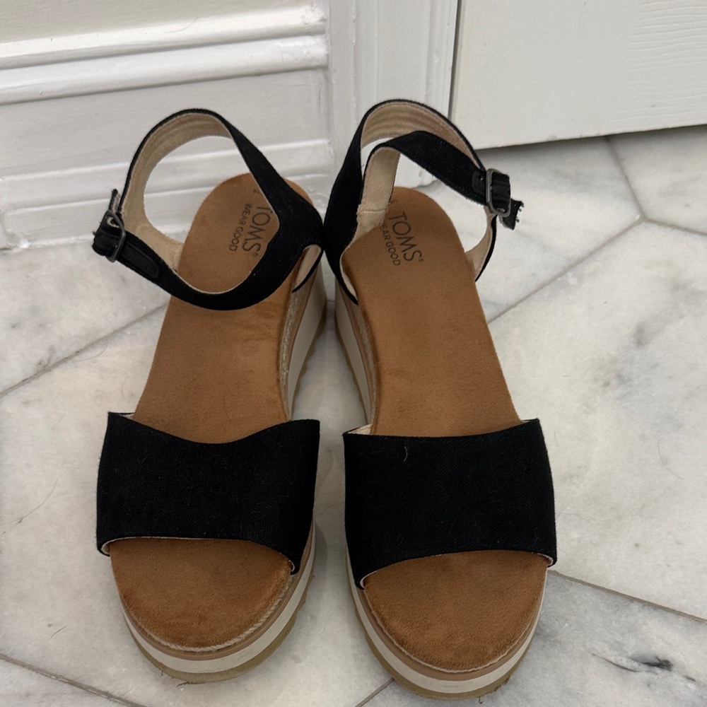 TOMS Women's Black and Tan Sandals